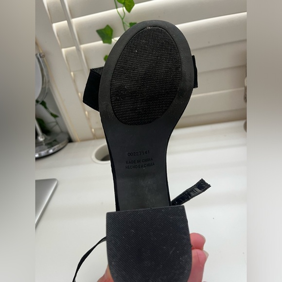 Forever 21 black & gold 2 inch heels - Picture 6 of 11